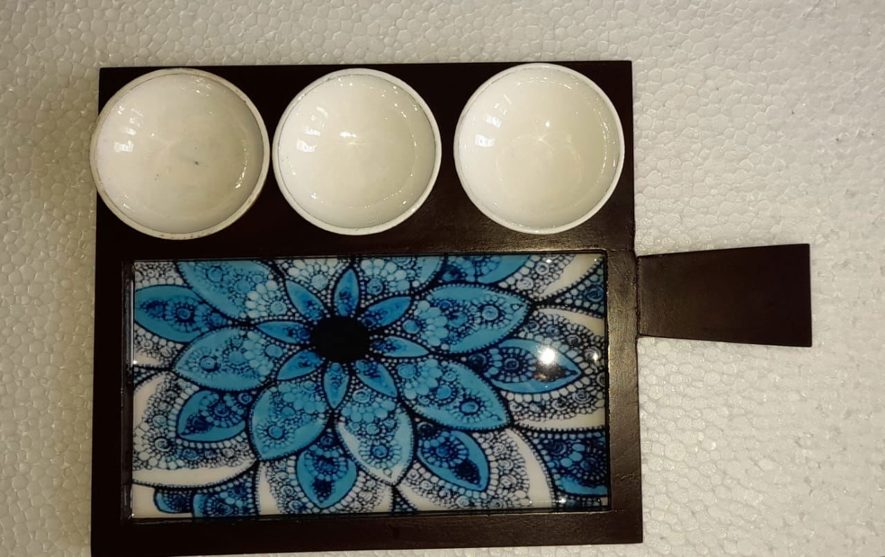 Handmade Blue Floral Wooden Dosa Wooden Pizza Platter / Pan with 3 Cups - ArtyCraftz.com