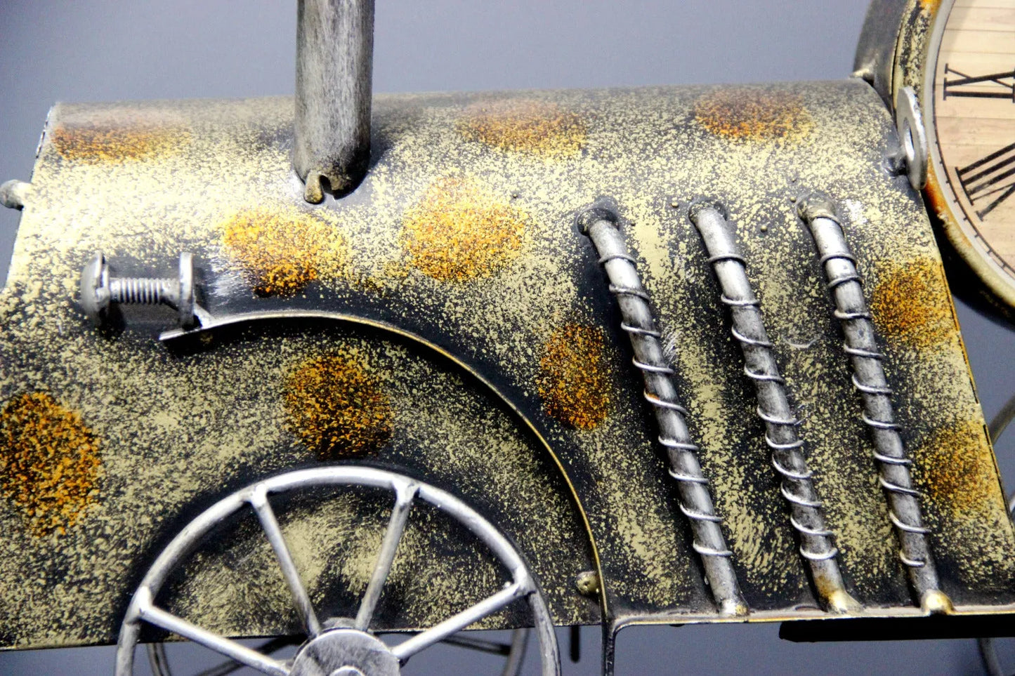 Unique Metal Train Engine Design Table Clock - ArtyCraftz.com