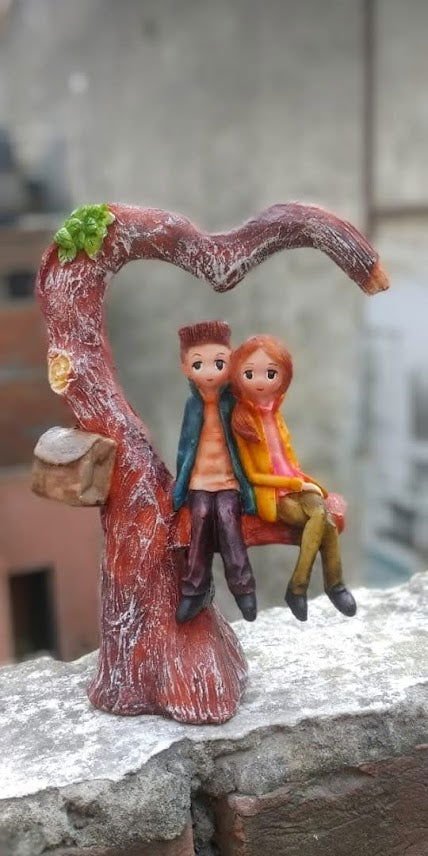 Elegant Multicolor Resin Couple Statue For Special Occasion Gifting (7 Inches) - ArtyCraftz