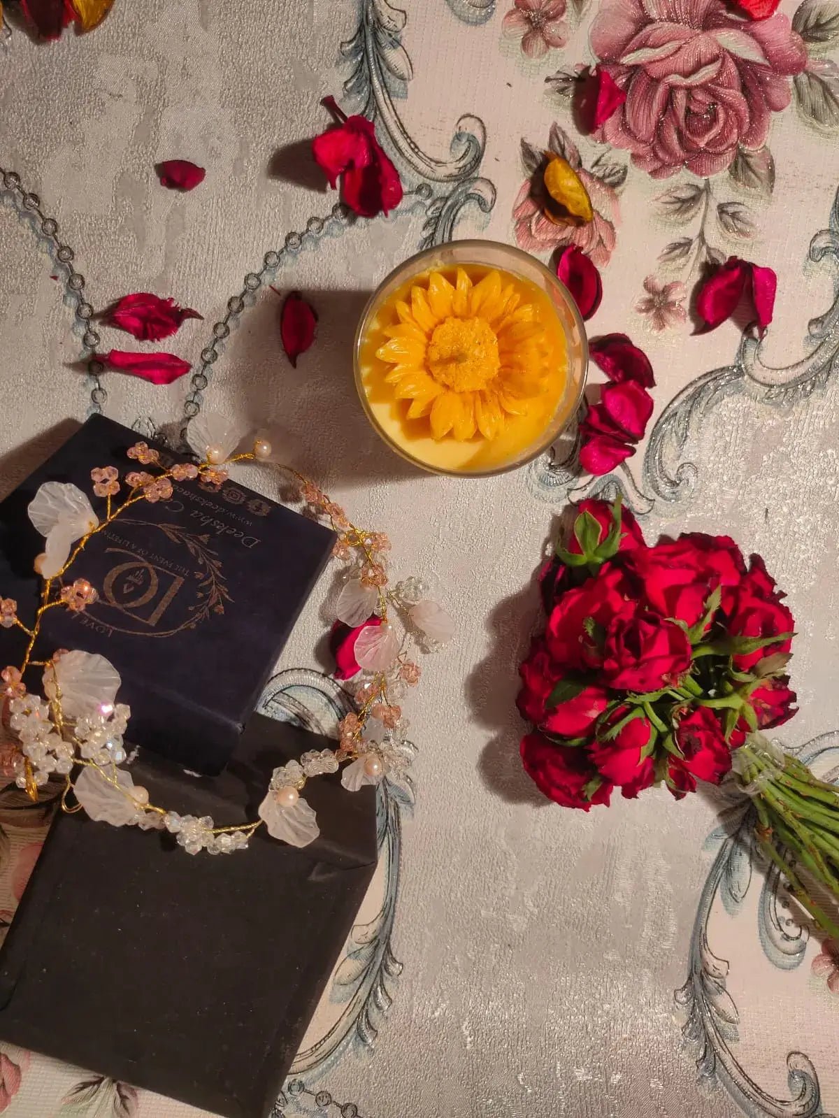 Luxurious Oud Pure Floral Essence Flower Scented Candle - ArtyCraftz