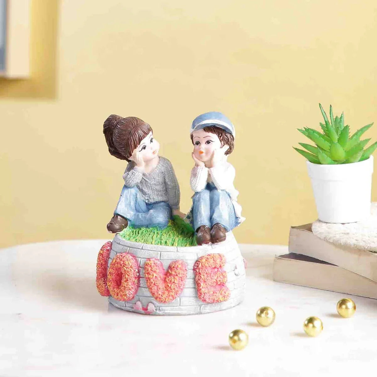 Resin Sitting Couple Table Top Showpiece - ArtyCraftz
