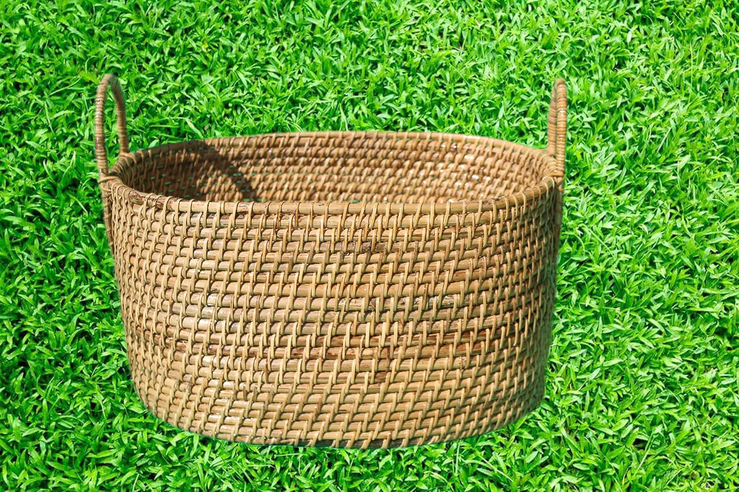 Hand woven natural rattan laundry bin basket with handle