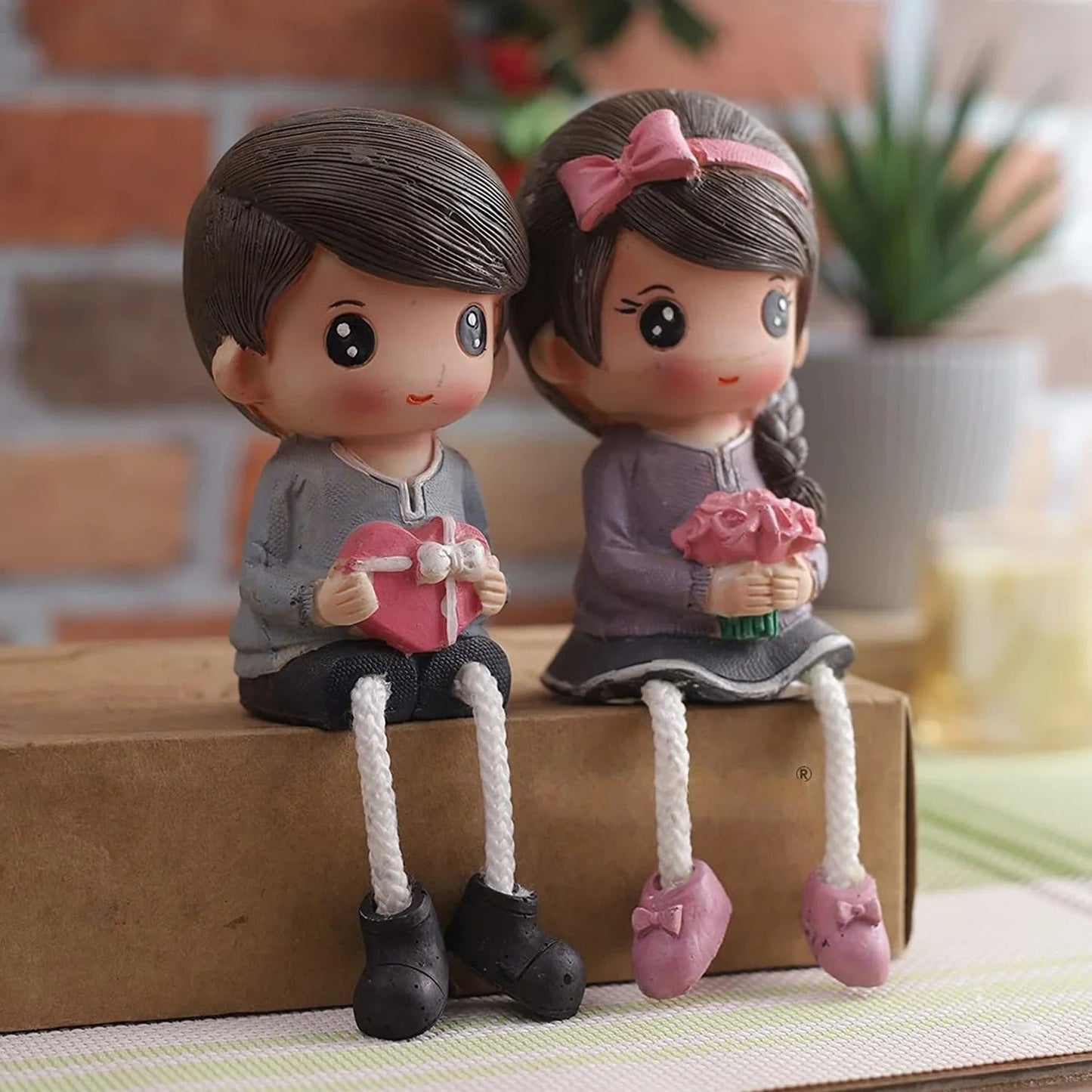 Resin Couple With Gifts Showpiece - ArtyCraftz