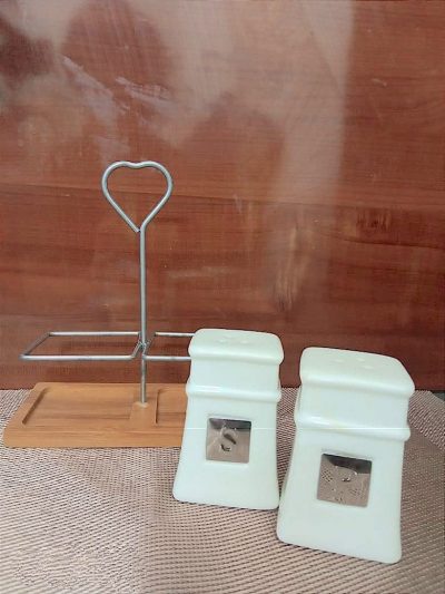 Pepper Set for Dining Table & Kitchen Ceramic Salt and Pepper Shakers Set Dispenser Set with Wooden Tray with Heart Shaped Metal Handle (White)